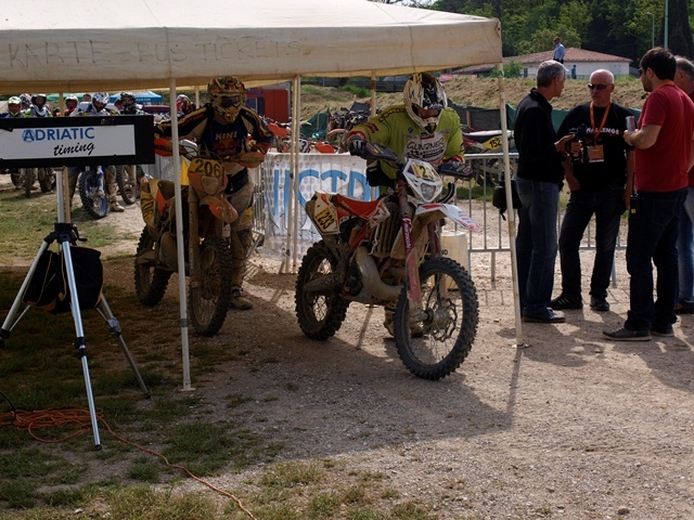 Unsere Mädls beim Motorradcheck
